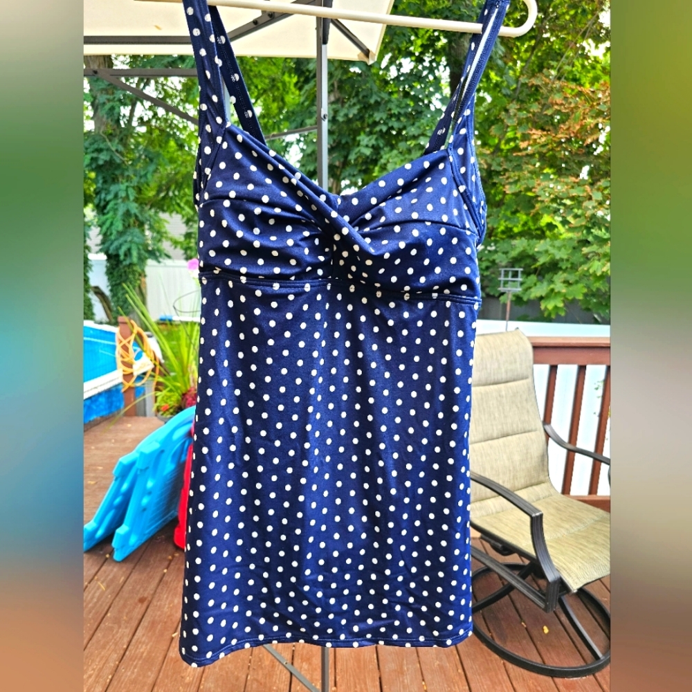 Flattering one piece bathing suit size 12 - Picture 3 of 9